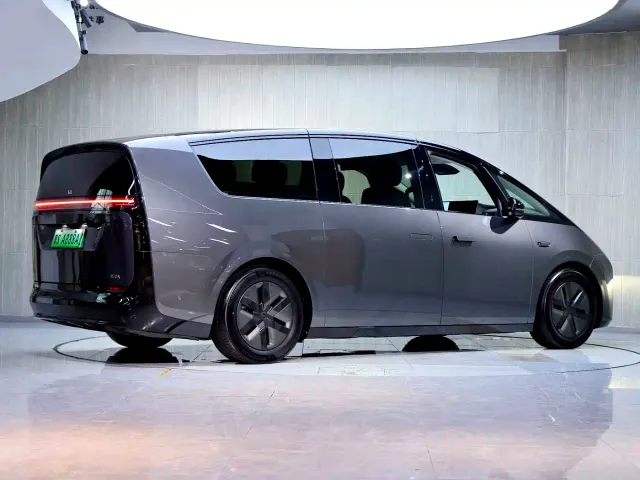 Li Auto MEGA — Фото автомобиля 5