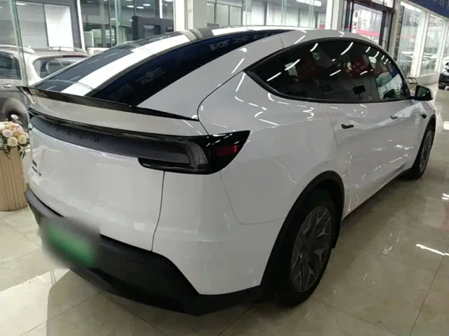 Tesla Model Y L — Фото автомобиля 6
