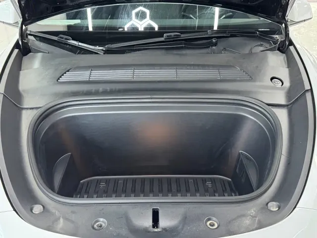 Tesla Model Y — Фото автомобиля 13