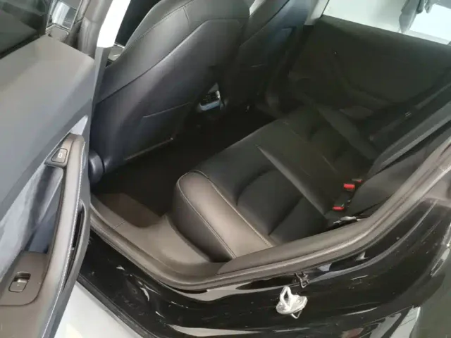 Tesla Model 3 — Фото автомобиля 16