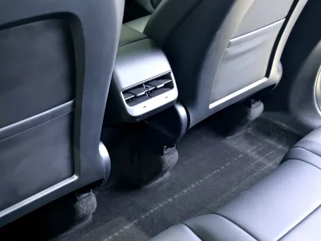Tesla Model Y — Фото автомобиля 12