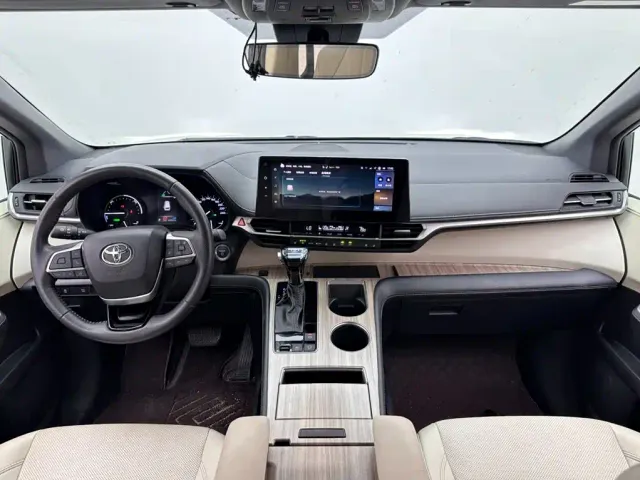 Toyota Sienna — Фото автомобиля 10