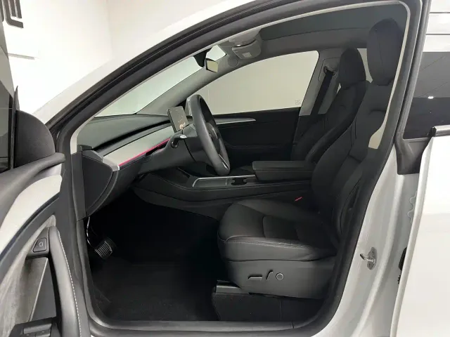 Tesla Model Y — Фото автомобиля 13