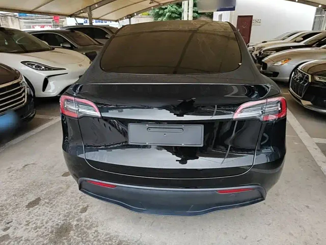 Tesla Model Y — Фото автомобиля 5