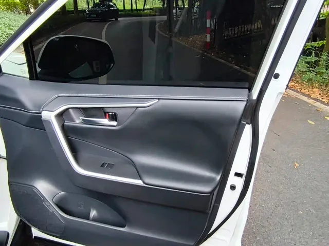 Toyota RAV4 — Фото автомобиля 15