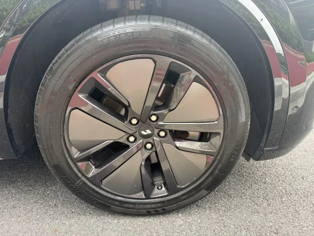 Li Auto L8 — Фото автомобиля 20