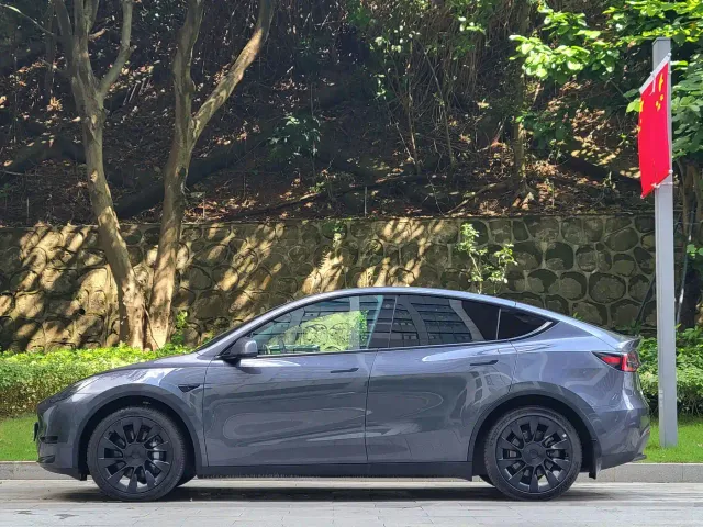 Tesla Model Y — Фото автомобиля 7