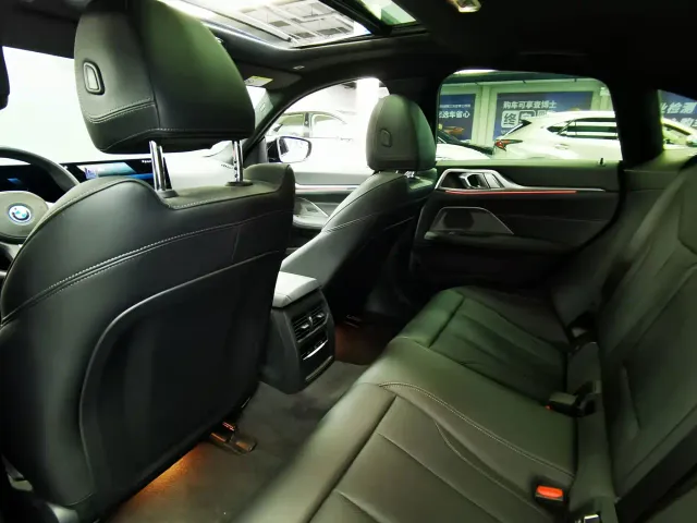 BMW i4 — Фото автомобиля 16