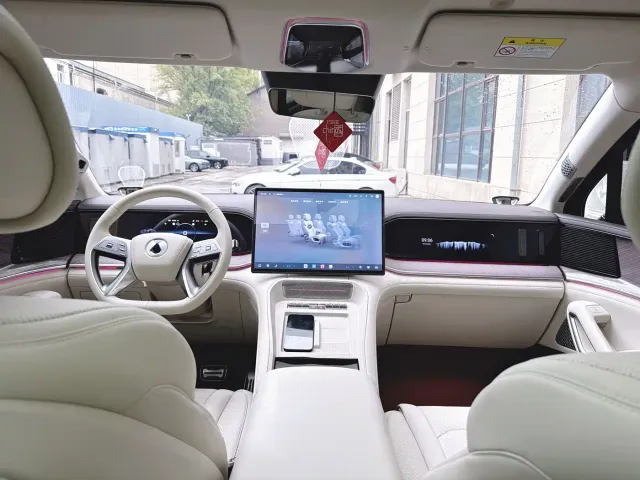 Denza N9 — Фото автомобиля 10