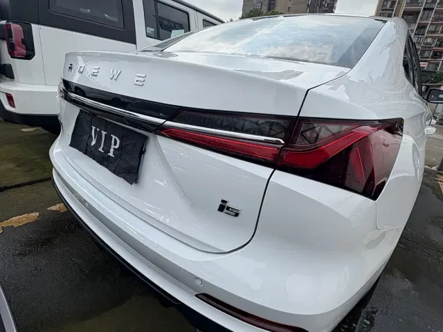 Roewe i5 — Фото автомобиля 14