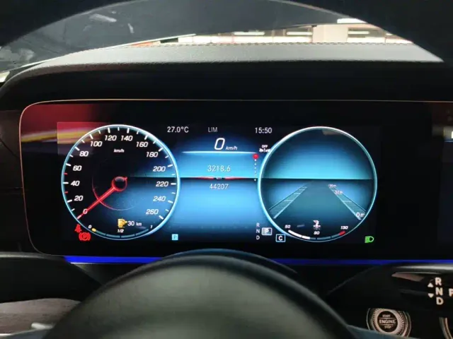 Mercedes-Benz E-Class — Фото автомобиля 11