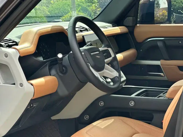 Land Rover Defender — Фото автомобиля 8