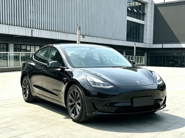 Tesla Model 3 — Фото автомобиля 3
