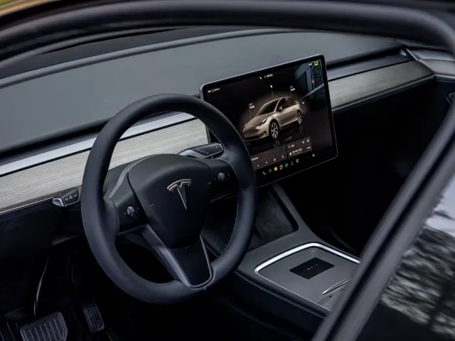 Tesla Model Y — Фото автомобиля 16