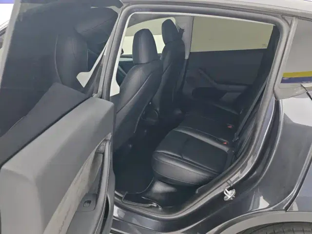 Tesla Model Y — Фото автомобиля 11