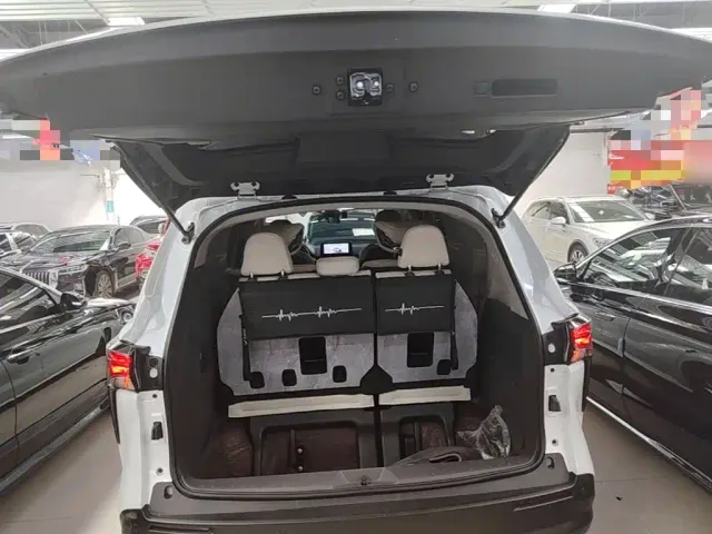 Toyota Sienna — Фото автомобиля 18