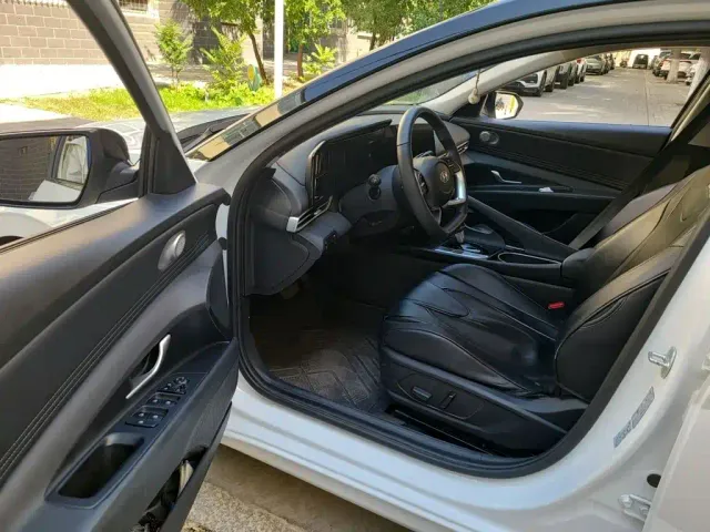 Hyundai Elantra 2022 1.5L CVT LUX Premium Edition — Фото автомобиля 12