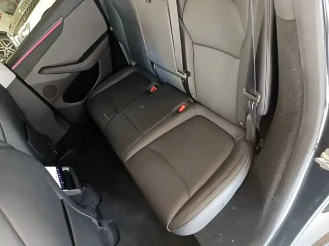 Tesla Model Y — Фото автомобиля 16