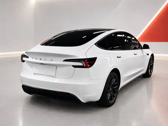 Tesla Model 3 — Фото автомобиля 6
