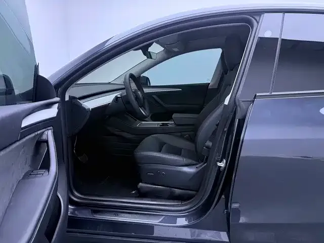 Tesla Model Y — Фото автомобиля 11