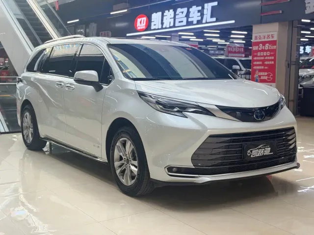 Toyota Sienna — Фото автомобиля 3