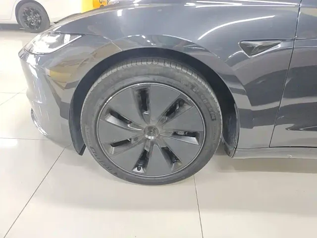Tesla Model 3 — Фото автомобиля 22