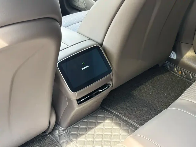 Roewe Rising Auto F7 — Фото автомобиля 18