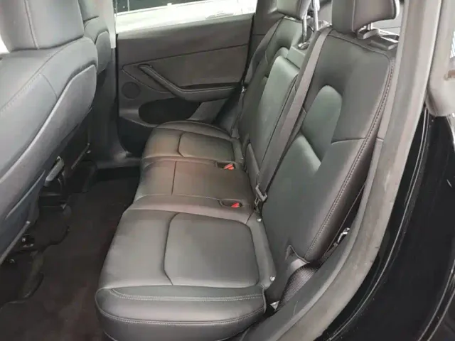 Tesla Model Y — Фото автомобиля 16