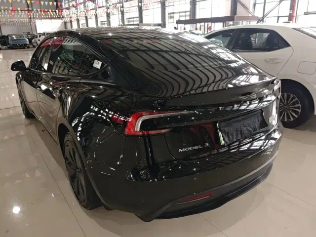 Tesla Model 3 — Фото автомобиля 4
