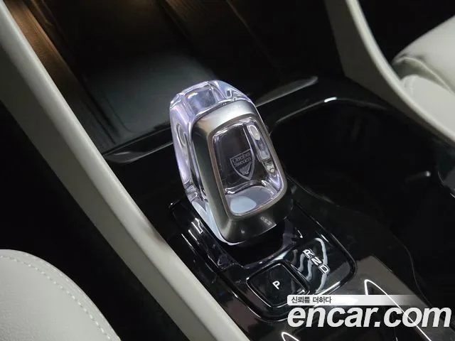 Volvo XC40 — Фото автомобиля 9