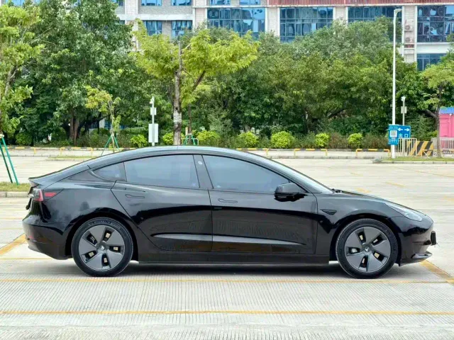 Tesla Model 3 — Фото автомобиля 6