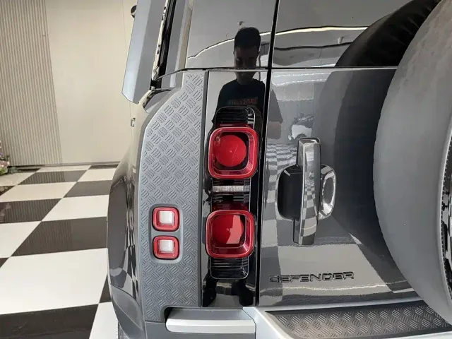 Land Rover Defender — Фото автомобиля 10