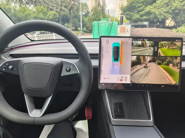 Tesla Model Y — Фото автомобиля 13