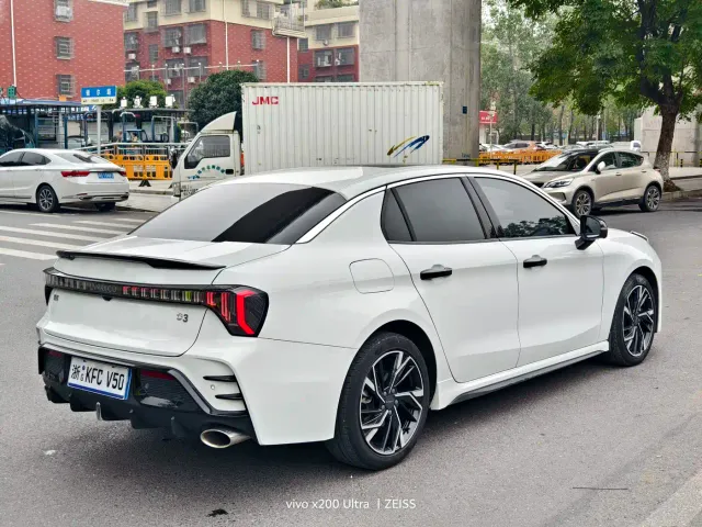 Lynk & Co 03 — Фото автомобиля 12