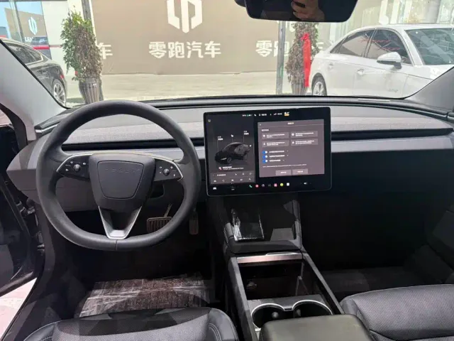Tesla Model 3 — Фото автомобиля 5
