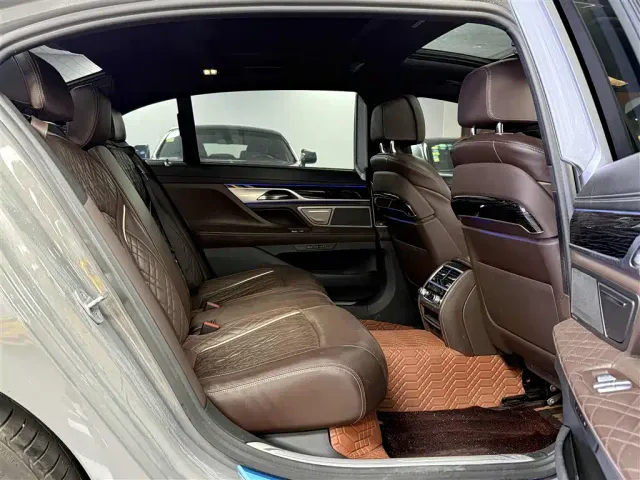 BMW 7 Series — Фото автомобиля 12