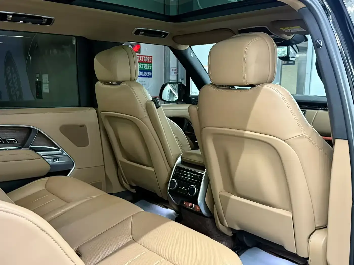 Land Rover Range Rover 2023 3.0 L6 360PS Golden Age Edition — Фото автомобиля 6