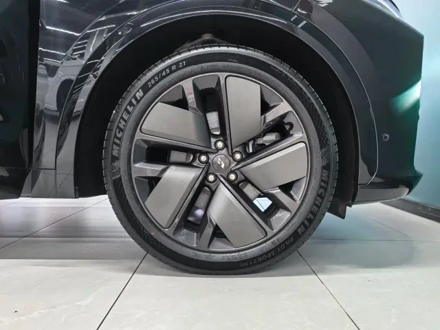 Li Auto L7 — Фото автомобиля 16