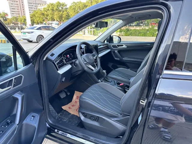 Volkswagen Tiguan L — Фото автомобиля 4