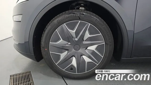 Tesla Model Y — Фото автомобиля 5