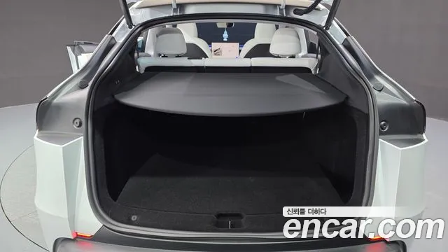 Tesla Model Y — Фото автомобиля 18