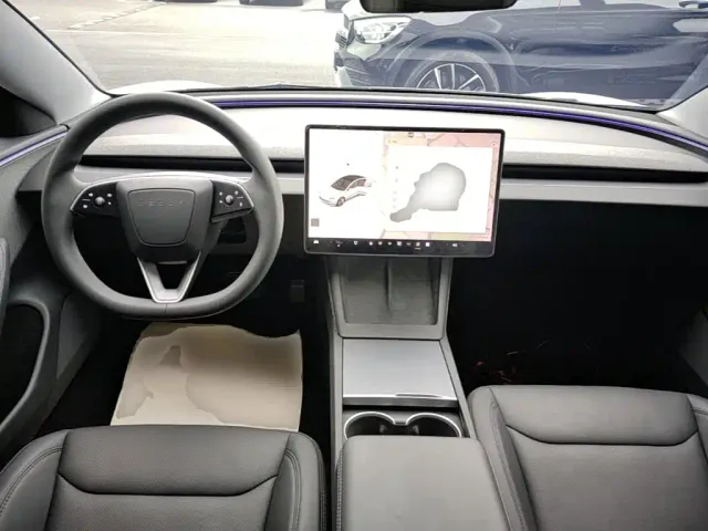 Tesla Model 3 — Фото автомобиля 9