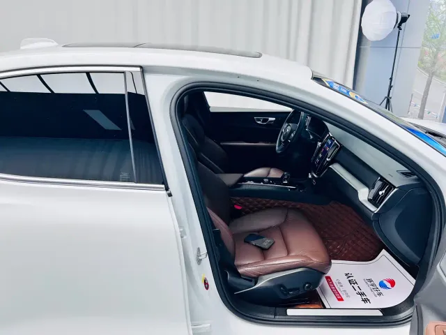Volvo S60 — Фото автомобиля 21