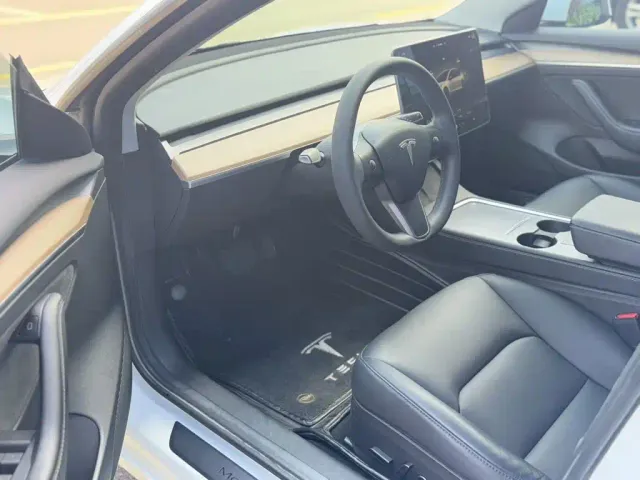 Tesla Model 3 — Фото автомобиля 15