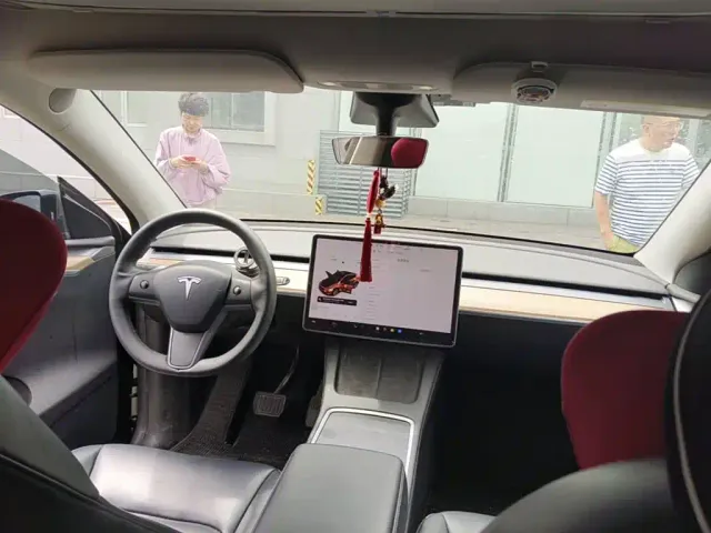Tesla Model Y — Фото автомобиля 11