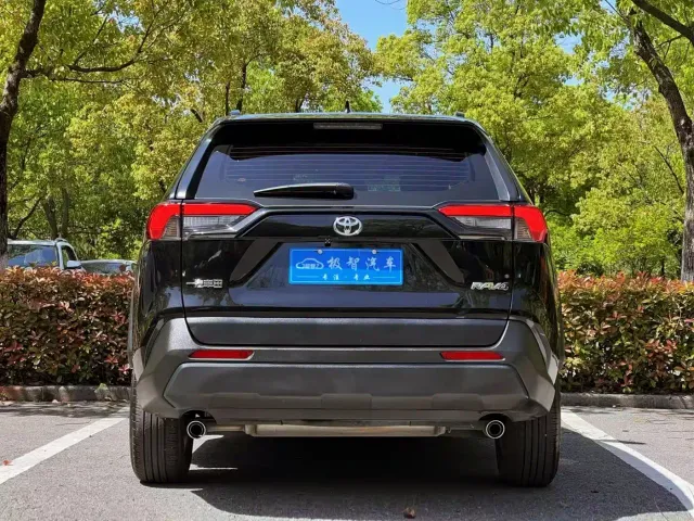 Toyota RAV4 — Фото автомобиля 6