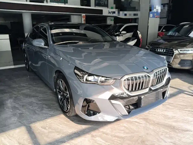 BMW BMW 5 Series 2024 530Li Leading M Sport Package — Фото автомобиля 3