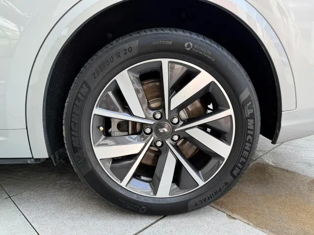 Li Auto L8 — Фото автомобиля 13
