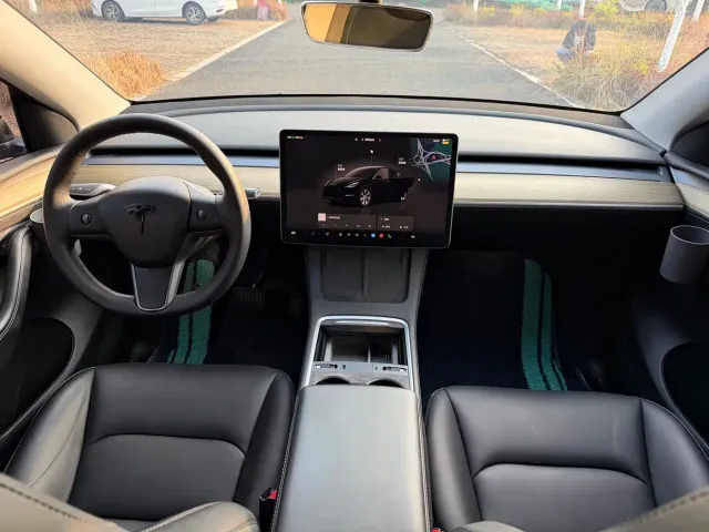 Tesla Model Y — Фото автомобиля 16