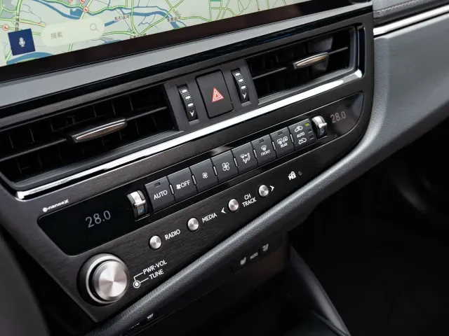 Lexus ES — Фото автомобиля 17